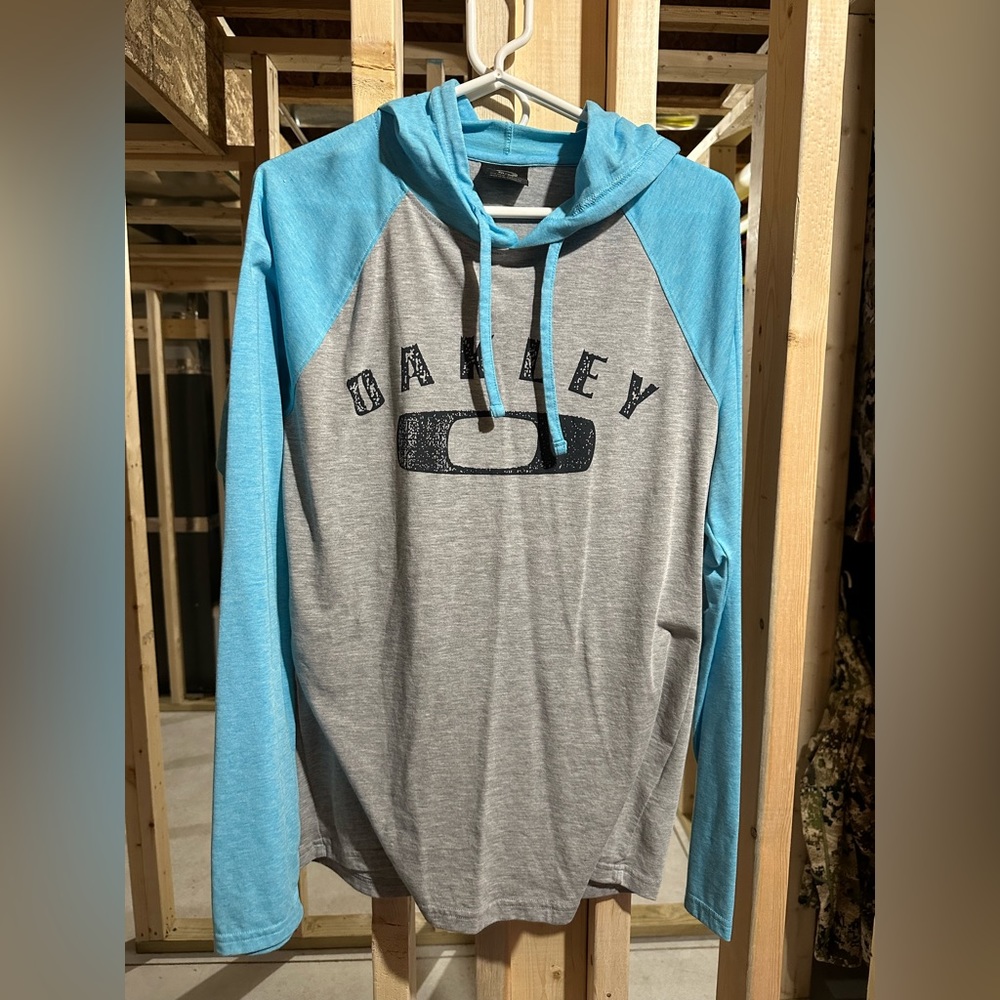 Oakley Blue and Grey Hoodie Men’s Medium great condition smoke free